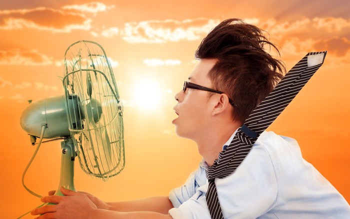 Không nên bật quạt khi thời tiết quá nóng