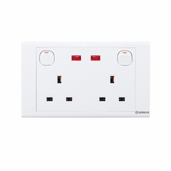 Ổ cắm đôi 13A,3 chấu vuông kiểu Anh có công tắc và đèn báo S1825SN