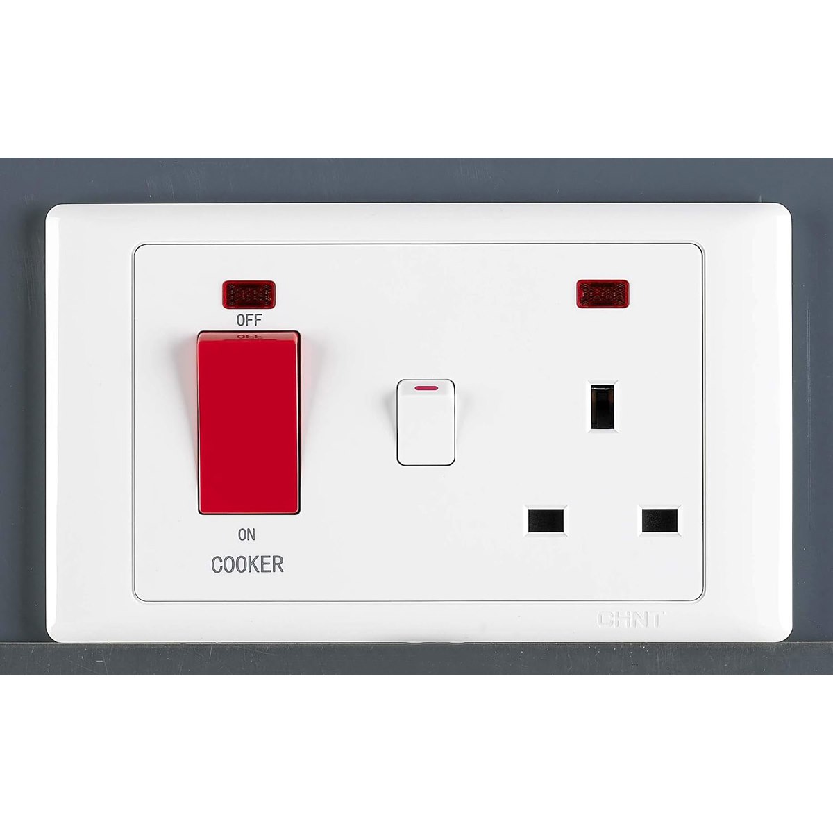 Công tắc 2 cực 45A 250V CHINT NEW7-G60200 ổ cắm 3 chấu có công tắc và đèn báo 13A 250V