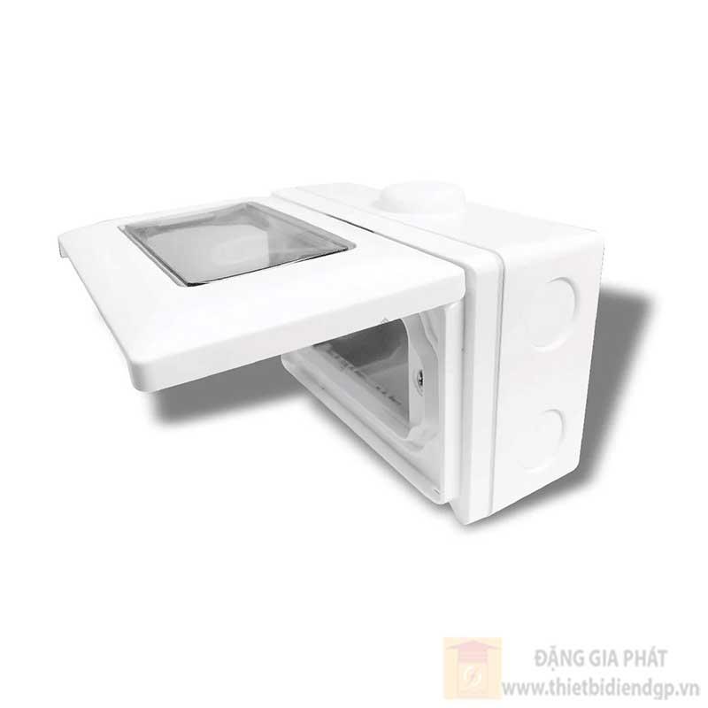 Hộp có nắp che mưa Panasonic lắp nổi IP55 cho 3 thiết bị màu trắng