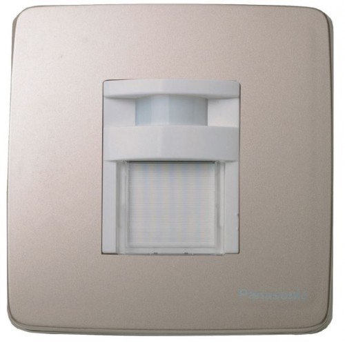 Đèn gắn tường soi lối đi có cảm biến hồng ngoại và ánh sáng màu vàng ánh kim