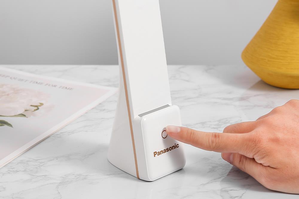 Đèn bàn sạc LED Panasonic HHGLT0339W88L Trắng