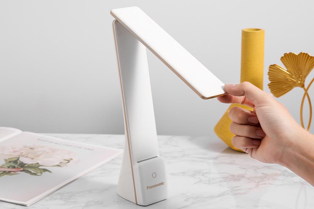 Đèn bàn sạc LED Panasonic HHGLT0339W88L Trắng