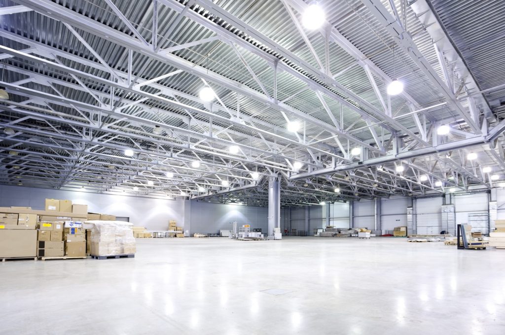 Hệ thống chiếu sáng LED trần cao trong nhà xưởng/kho bãi