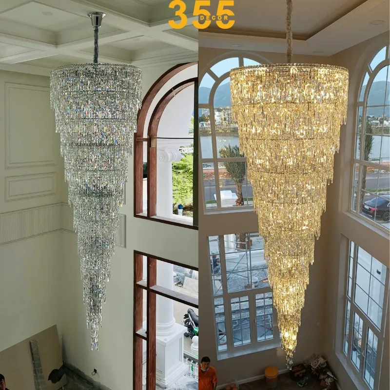  Thiết kế nổi bật với các sợi pha lê hạt nhuyễn buông rủ mềm mại từ khung hợp kim mạ vàng.