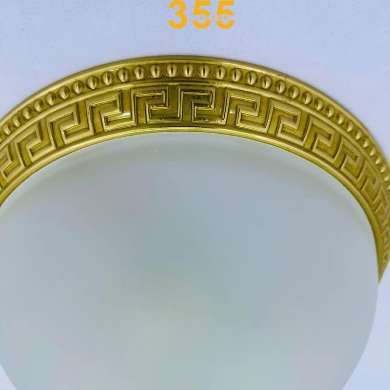 Ảnh cận cảnh chi tiết họa tiết Greek Key trên viền đèn OD07