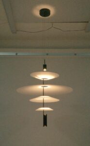 đèn thả trần trang trí ánh áng vàng