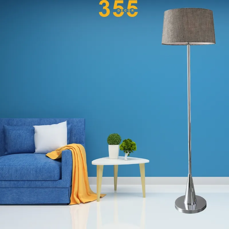 Mẫu đèn đứng hiện đại này có thân và đế inox cao cấp sáng bóng, chao đèn nhựa bọc vải màu nâu trầm có thể tháo rời