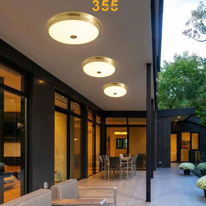 Chế độ chiếu sáng linh hoạt, đèn ốp trần đồng OD10 trang trí mái hiên trước nhà thêm sang trọng.