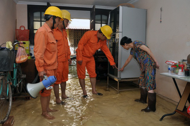 Tủ lạnh đặt cao hơn sàn nhà phòng tránh đƣợc ẩm ƣớt và ngập nƣớc và đƣợc vỏ nên đƣợc nối đất chống rò điện