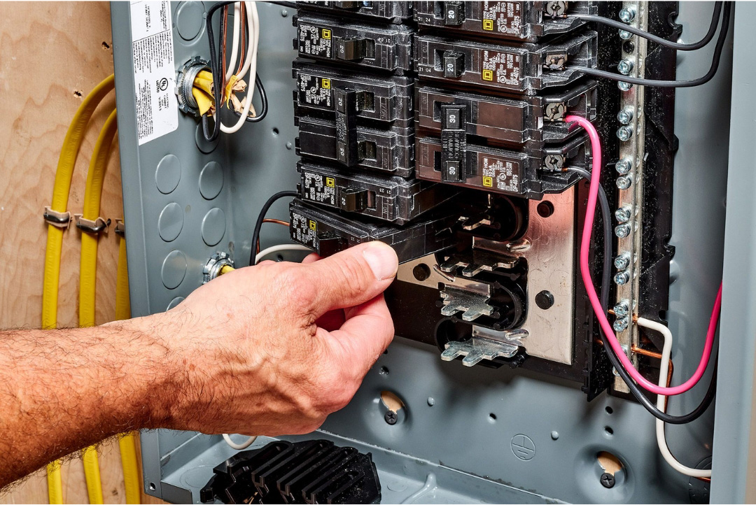 Cầu dao phản ứng nhạy cảm hơn với các sự cố điện so với cầu chì